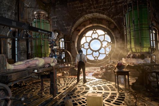 영화 ‘프랑켄슈타인’의 한 장면. 빅터는 인간의 신체를 자르고 결합한 뒤 전기를 주입하는 방식으로 생명을 불어넣는 방법을 창안합니다. 1818년 메리 셸리의 원작소설의 외형은 유지하면서도 괴생명체의 ‘감정’에 주목했습니다. [IMDb]