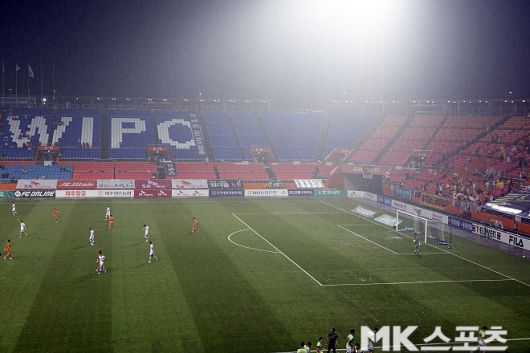 8월 30일 제주 SK-광주 FC전 전반 막판 제주월드컵경기장엔 폭우가 쏟아졌다. 사진=이근승 기자