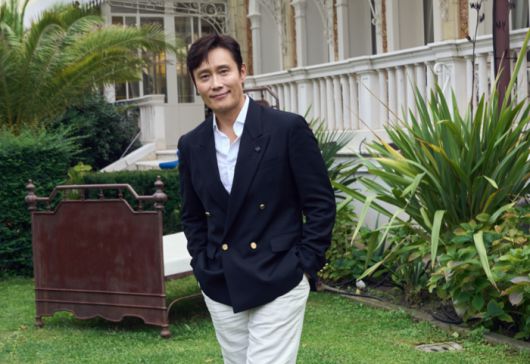 영화 ‘어쩔수가없다’의 주인공 만수 역으로 제82회 베니스영화제를 찾은 이병헌. 30일(현지시간) 현장에서 만난 이병헌은 이 영화를 “우리 모두의 이야기”라고 했다. [CJ ENM]