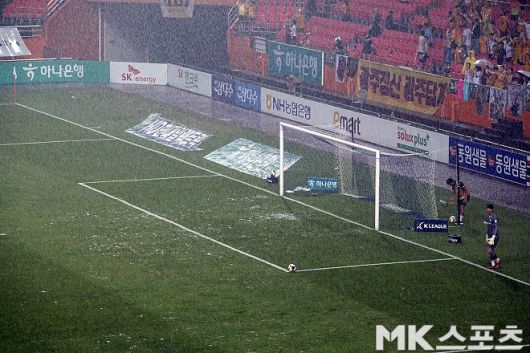 8월 30일 제주 SK-광주 FC전 전반 막판 제주월드컵경기장엔 폭우가 쏟아졌다. 사진=이근승 기자