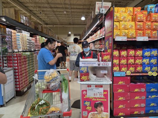 미국 조지아주에 있는 한 마트에서 현지인들이 진라면을 시식하고 있다. [사진 출처 = 오뚜기]