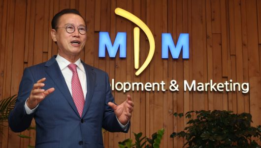 문주현 엠디엠 회장이 매일경제와 만나 인터뷰하고 있다. [한주형 기자]