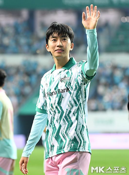 임영웅은 오는 9월 20일 오후 7시 대전 월드컵경기장에서 열리는 대전하나시티즌과 대구FC의 경기에 시축자로 나선다. / 사진=천정환 기자
