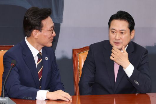 김민석 국무총리가 1일 서울 여의도 국회에서 장동혁 국민의힘 대표(오른쪽)를 예방해 대화하고 있다. [사진 출처 = 연합뉴스]