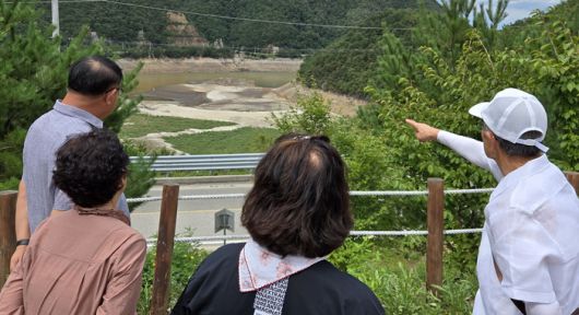1일 오후 강릉시민들이 맨바닥을 드러낸 오봉저수지를 근심스럽게 바라보고 있다. [사진 = 연합뉴스]