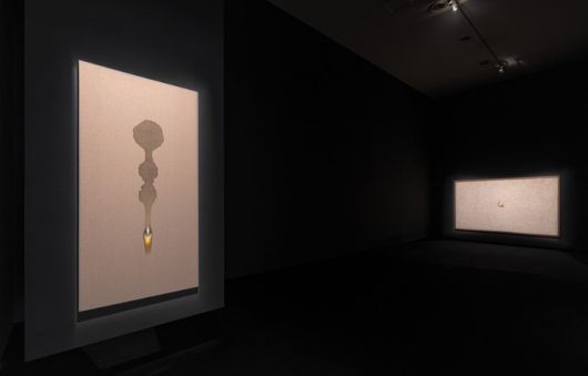 어두운 공간에 ‘물방울’을 홀로 걸어 놓은 물방울의 방. [국립현대미술관]