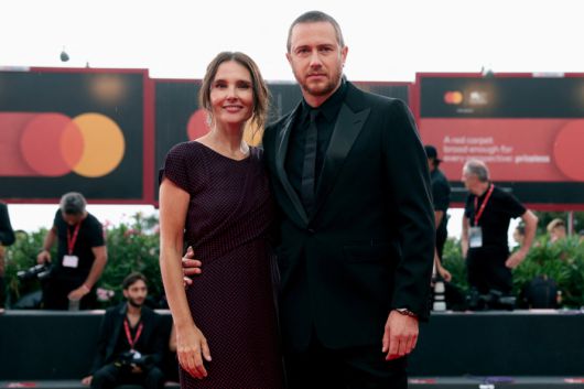 영화 ‘앳 워크’의 주인공 폴 역을 맡은 배우 바스티엥 부용(오른쪽)과 상대역인 비르지니 르두아앵이 29일(현지시간) 베니스영화제 레드카펫에 선 모습. [로이터·연합뉴스]