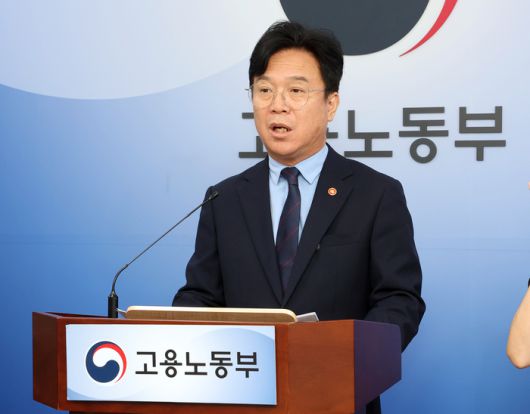김영훈 고용노동부 장관이 1일 정부세종청사 고용노동부 브리핑실에서 업무상 질병 산재 처리 기간 단축 방안에 관해 설명하고 있다. [사진 = 연합뉴스]