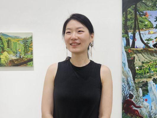 임현정 작가가 자신의 개인전이 열리고 있는 서울 성동구의 갤러리 아뜰리에 아키에서 작품에 대해 설명하고 있다. 송경은 기자