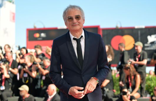 ‘크렘린의 마법사’를 연출한 프랑스 감독 올리비에 아사야스가 31일(현지시간) 베네치아영화제에 등장한 모습. 그는 ‘이마 베프’ ‘퍼스널 쇼퍼’ ‘논-픽션’ 등을 연출한 바 있습니다. 개인적으로는 올리비에 아사야스가 연출한 ‘클라우즈 오브 실스마리아’를 애정합니다. [EPA·연합뉴스]