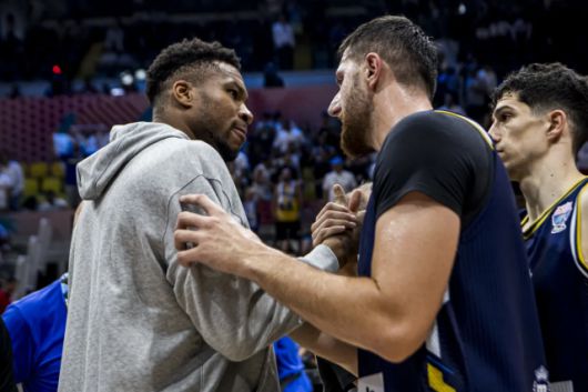 너키치는 보스니아가 승리한 후 이에 대한 질문을 받았으나 ‘노 코멘트’로 답했다. 그는 경기 후 아데토쿤보에게 다가가 대화를 나누기도 했다. 사진=FIBA 제공