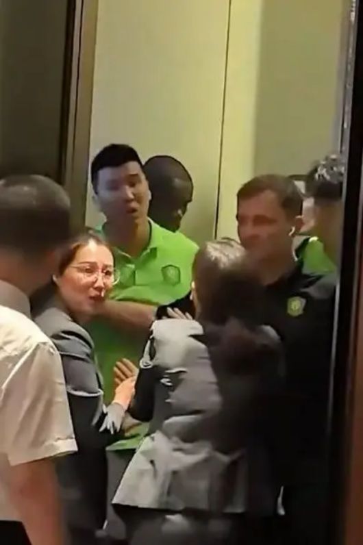 ‘소후닷컴’은 “베이징의 처참한 패배 후 선수들과 팬들 사이의 갈등이 있었다. 경기 후 일부 팬이 호텔 입구에서 선수들과 언쟁을 벌인 것이다. 장위닝은 팬들과 격하게 충돌하는 과정에서 ‘우리도 잘하고 싶지 않겠나?’라며 격앙된 모습을 보였다. 선수들의 감정적인 대응은 많은 팬을 실망시켰고 팀에 대한 지지도 약화됐다. 올 시즌 베이징의 경기력 논란은 계속됐고 이번 참패 후 감정 컨트롤 실패는 팬들의 실망을 더욱 키웠다”고 전했다. 사진=소후닷컴