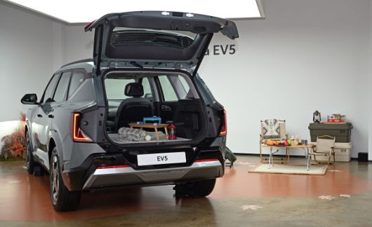 EV5 미디어 데이 행사장에 캠핑 콘셉트로 전시된 EV5 [사진 제공=기아]