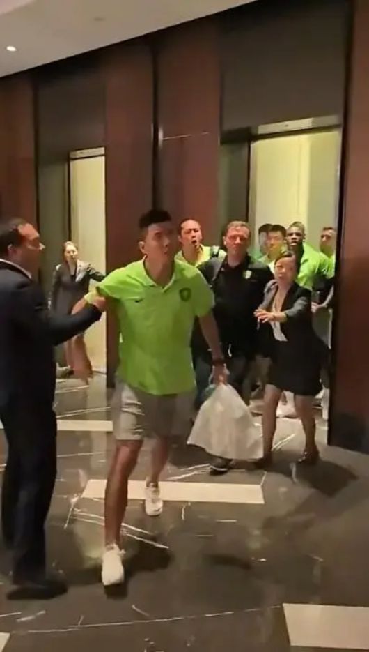 중국 매체 ‘소후닷컴’은 “베이징과 산둥의 역대 맞대결 중 가장 큰 차이의 결과가 나왔다. 그리고 베이징의 슈퍼리그 최악의 패배이기도 하다”며 “베이징은 이번 결과로 선수들은 물론 코치진, 그리고 구단 전체에 엄청난 압박을 받고 있다”고 이야기했다. 더 큰 문제는 경기 후였다. 장위닝 포함 베이징 선수들과 팬들이 충돌한 것이다. 베이징 팬들은 참패에 대한 항의를 위해 선수들을 기다렸다. 이에 선수들은 참지 않았고 격렬하게 언쟁을 벌였다. 사진=소후닷컴