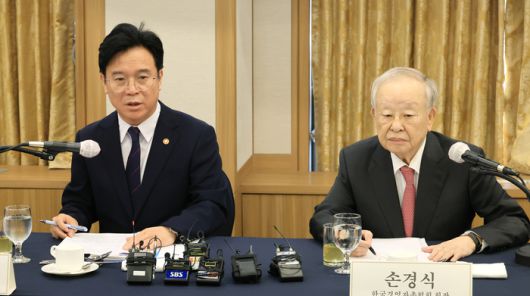 김영훈 고용노동부 장관이 3일 서울 프레스센터에서 열린 주요기업 CHO(최고인사책임자) 간담회에서 인사말을 하고 있다. 오른쪽은 손경식 한국경영자총협회 회장. 2025.9.3[사진=연합뉴스]