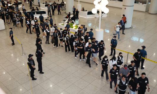 보이스피싱 범죄 등을 저지르고 필리핀 등으로 도망친 도피사범 49명이 3일 인천국제공항 제1터미널을 통해 송환되고 있다. [연합뉴스]