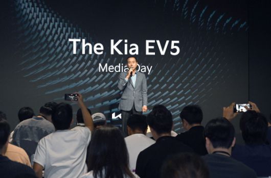 기아 국내사업본부장 정원정 부사장이 EV5 미디어 데이에서 환영사를 하고 있는 모습 [사진 제공=기아]