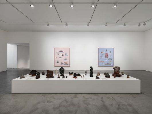 갈라 포라스-김 전시 전경. 수석을 그린 드로잉과 수석이 나란히 전시되고 있다. [Easton Foundation]