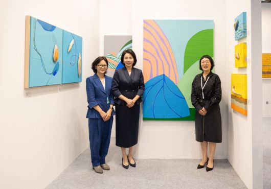 김혜경 여사가 3일 서울 강남구 코엑스에서 열린 ‘키아프·프리즈 서울 2025’를 찾아 기념촬영을 하고 있다. [사진 = 대통령실]