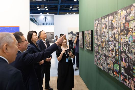 김혜경 여사가 3일 서울 강남구 코엑스에서 열린 ‘키아프·프리즈 서울 2025’를 찾아 전시를 관람하고 있다. [사진 = 대통령실]