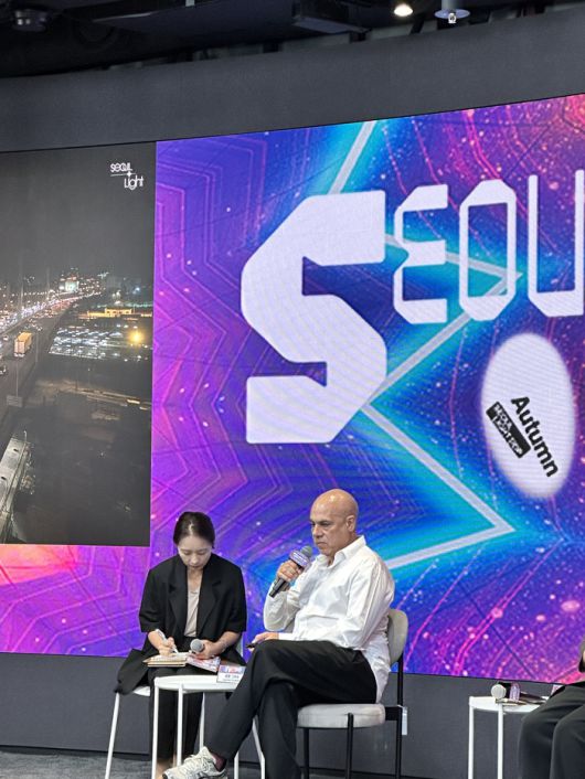 설명하고 있는 프랑스 개념 미술가 로랑 그라소 / 사진=권효정 여행+ 기자