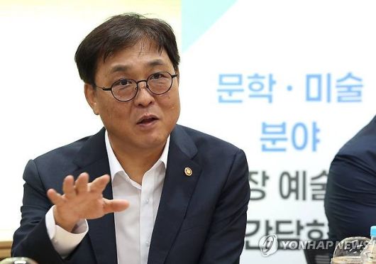 휘영 문화체육관광부 장관이 3일 서울 예술가의 집에서 열린 문학ㆍ미술 분야 현장 전문가들과의 간담회에서 발언하고 있다. [사진 = 연합뉴스]