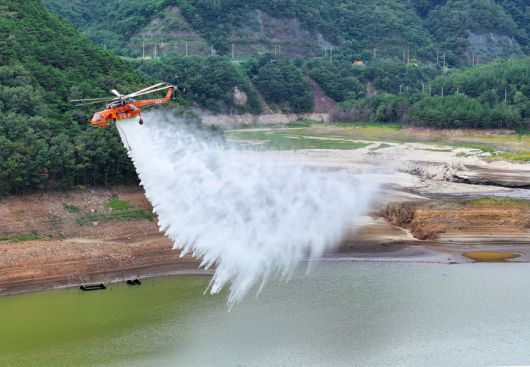5일 최악의 가뭄 사태가 이어지는 강원 강릉시 주 상수원인 오봉저수지에서 산불 진화 헬기가 저수율을 높이고자 물을 뿌리고 있다. [연합뉴스]