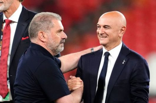 2024-25시즌 UEFA 유로파리그 우승을 합작한 후 엔제 포스테코글루 전 감독과 다니엘 레비 전 회장의 모습. 사진=X