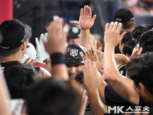 4일 수원 LG전에서 홈런을 친 뒤 기뻐하는 안현민. 사진(수원)=천정환 기자