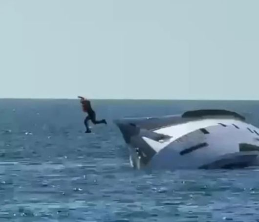첫 출항 15분 만에 침몰한 요트에서 탑승객이 뛰어내리고 있다. [사진 = 더선 캡처]