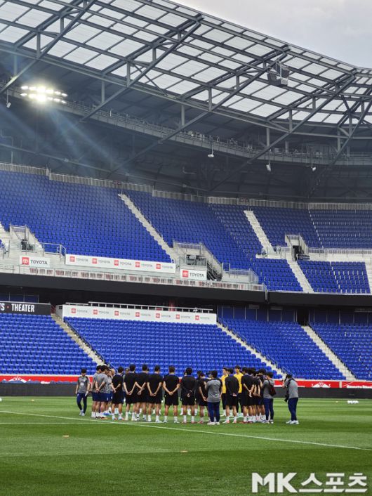 대표팀이 훈련을 앞두고 미팅을 갖고 있다. 사진(美 해리슨)= 김재호 특파원