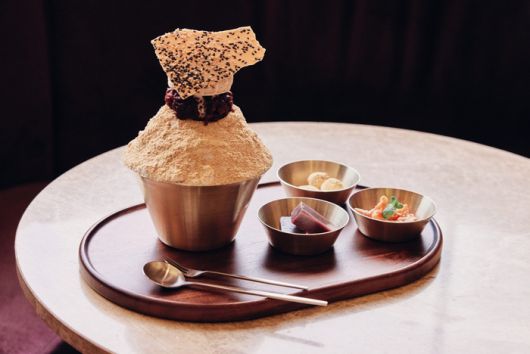 더 플라자에서 선보인 우도 땅콩 팥빙수.