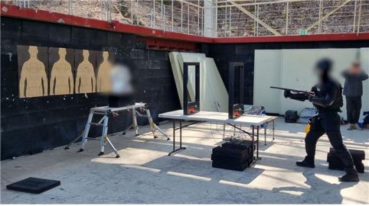 해외 온라인몰 ‘직구’ 물품으로 제작한 파이프형 사제총기 실험 장면. [사진 출처 = 국가정보원, 연합뉴스]