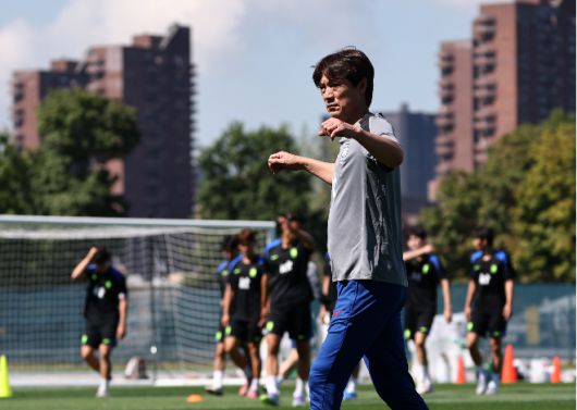 3일(현지시간) 미국 뉴욕주 아이칸 스타디움에서 진행된 한국 축구 대표팀 훈련에서 홍명보 감독이 이동하고 있다. 사진=연합뉴스