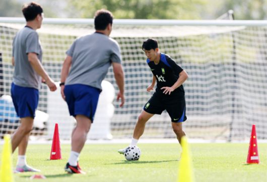 4일(현지시간) 미국 뉴욕 아이칸 스타디움에서 진행된 한국 축구 대표팀 훈련에서 손흥민이 훈련에 집중하고 있다. 사진= 연합뉴스 제공