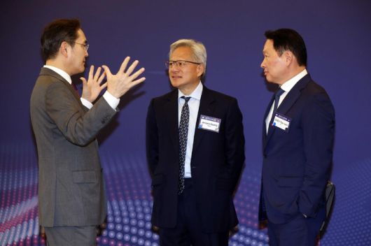 이재용 삼성전자 회장, 최태원 SK그룹 회장, 젠슨황 엔비디아 최고경영자(CEO)가 지난달 25일(현지시간) 미국 워싱턴DC 윌라드호텔에서 열린 한미 비즈니스 라운드 테이블에서 대화하고 있다. [김호영 기자]