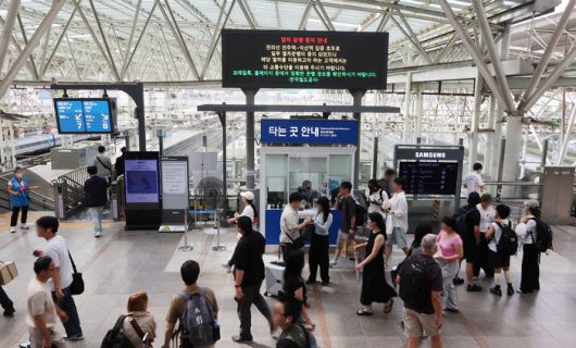 7일 오전 서울 중구 서울역에 전북지역 집중호우로 인한 전라선 일부 열차 운행 중지 안내문이 나오고 있다.  [뉴스1]