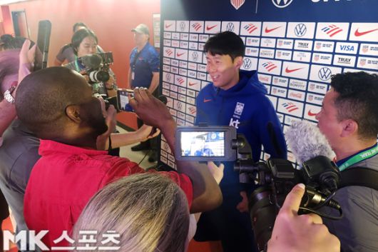 손흥민이 믹스드존에서 인터뷰를 갖고 있다. 사진(美 해리슨)= 김재호 특파원