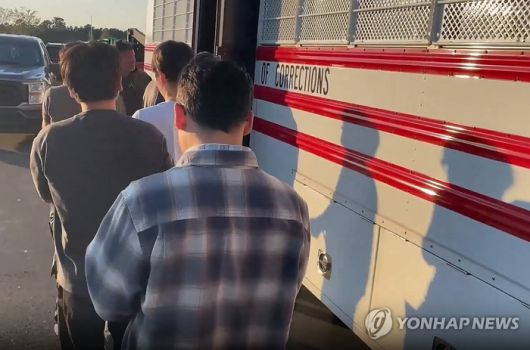 양손 묶어 줄지어 연행 [사진 = 연합뉴스]