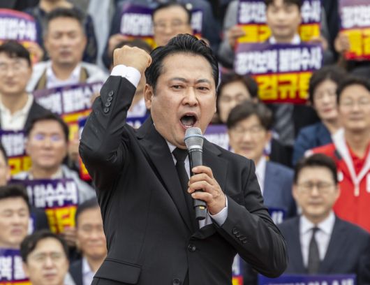 국민의힘 장동혁 대표, 강력 투쟁 선언하는 규탄 연설 [사진 연합뉴스]