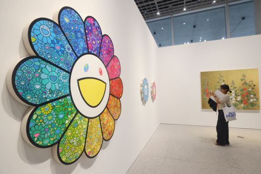 무라카미 다카시의 개인전이 열리고 있는 서울 용산구 아모레퍼시픽미술관(APMA) 캐비닛 전시장에서 한 관람객이 작품을 살펴보고 있다. 연합뉴스