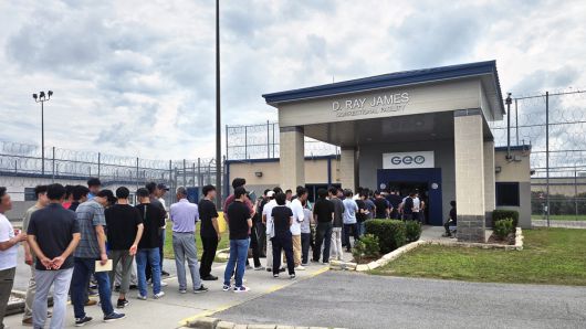 7일 오전(현지시간) 미국 조지아주 포크스턴의 미 이민세관단속국(ICE) 구금시설 앞에 100여 명의 대기자들이 줄을 서서 기다리고 있다. 미 이민당국이 조지아주 현대자동차그룹·LG에너지솔루션 합작 배터리 공장을 급습한 지 사흘째로 접어든 이날 회사 관계자와 가족 등 대기자들 중 대부분은 구금자들을 면회하지 못한 채 발길을 돌려야 했다.  포크스턴(미국) 최승진 특파원