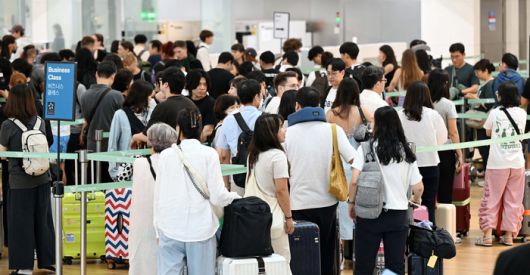 지난 해 추석 연휴를 앞두고 붐비는 인천국제공항 1터미널 출국장. 한주형 기자