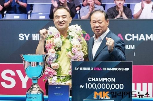 이승진이 타이틀스폰서인 에스와이 홍성균 부회장과 기념촬영하고 있다.