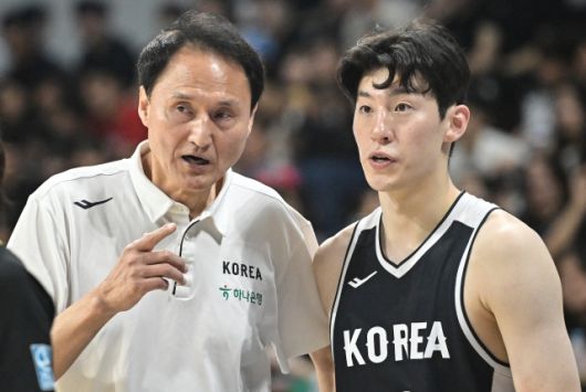 경기력향상위원회는 “지난 1년 6개월 동안 성공적인 세대교체, 원팀 코리아 정신을 바탕으로 한 플레이는 긍정적인 평가를 받았으나 동시에 아시아컵 결과에 대한 아쉬움의 평가도 있었다”고 설명, 재신임이 아닌 지도자 교체를 결정했다. 사진=대한민국농구협회 제공