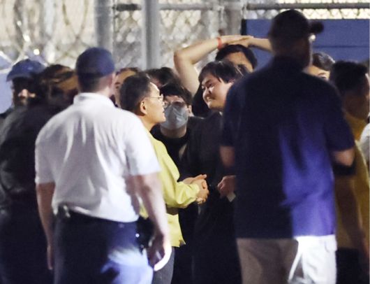 미국 당국의 이민 단속으로 체포됐던 현대차·LG에너지솔루션 배터리 공장 건설 현장 직원들이 11일(현지시간) 조지아주 포크스턴의 이민세관단속국(ICE) 구금시설에서 나오며 조기중 워싱턴 총영사(왼쪽)와 손을 잡고 대화하고 있다. 연합뉴스