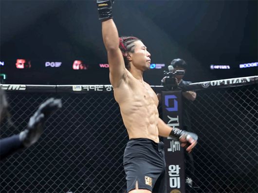 종합격투기 빅리그 ONE Championship 4전 파이터 ‘우마왕’ 우성훈이 2025년 8월 인천광역시 영종국제도시 인스파이어 아레나 블랙컴뱃 15 플라이급 경기 승리 후 관중 환호에 화답하고 있다. 사진=이데아 파라곤