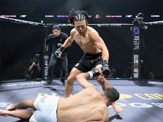 종합격투기 빅리그 ONE Championship 4전 파이터 ‘우마왕’ 우성훈이 2025년 8월 인천광역시 영종국제도시 인스파이어 아레나 블랙컴뱃 15 플라이급 경기에서 라이트훅으로 ‘부기맨’ 한제우 두스산투스를 다운시킨 데 이어 후속 공격 타이밍을 재고 있다. 사진=이데아 파라곤