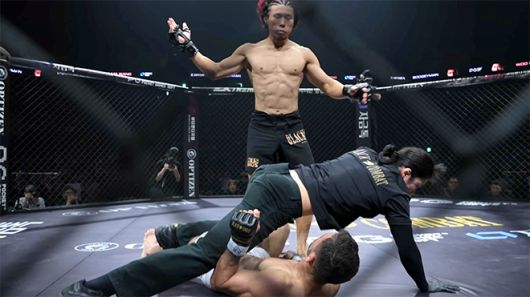 종합격투기 빅리그 ONE Championship 4전 파이터 ‘우마왕’ 우성훈이 2025년 8월 인천광역시 영종국제도시 인스파이어 아레나 블랙컴뱃 15 플라이급 경기 시작 40초 만에 ‘부기맨’ 한제우 두스산투스한테 KO승을 거둔 후 당연하다는 표정을 짓고 있다. 사진=이데아 파라곤
