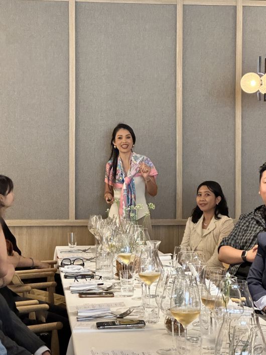 설명하고 있는 조이(Joy) 아만노이 총지배인 / 사진=권효정 여행+ 기자